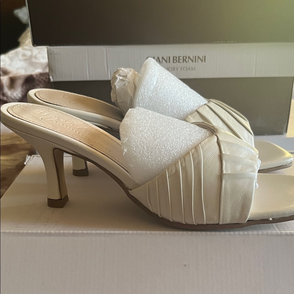 Journee Collection Cream Pleated Heels